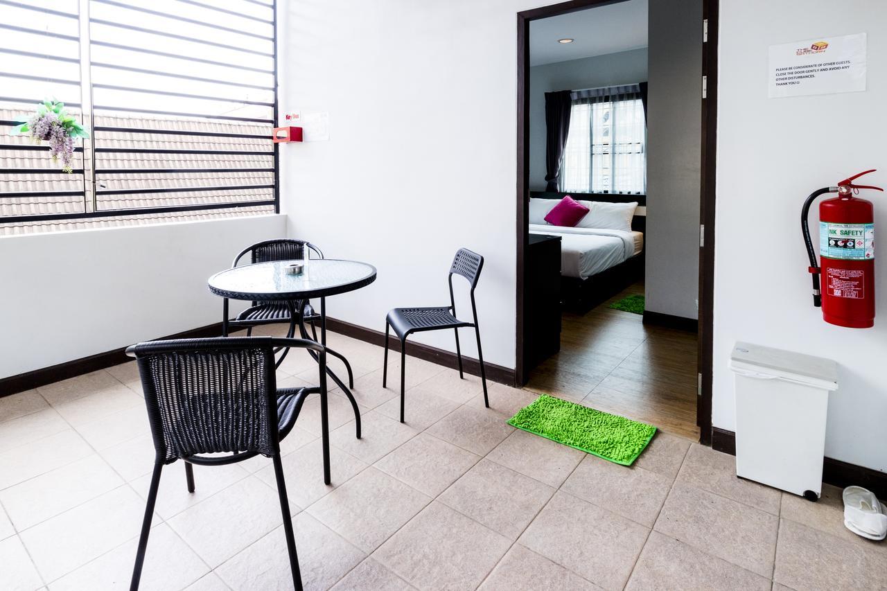 The Cube Sathorn Boutique Hotel: Modern Stay Near BTS Surasak Bangkok Exterior photo