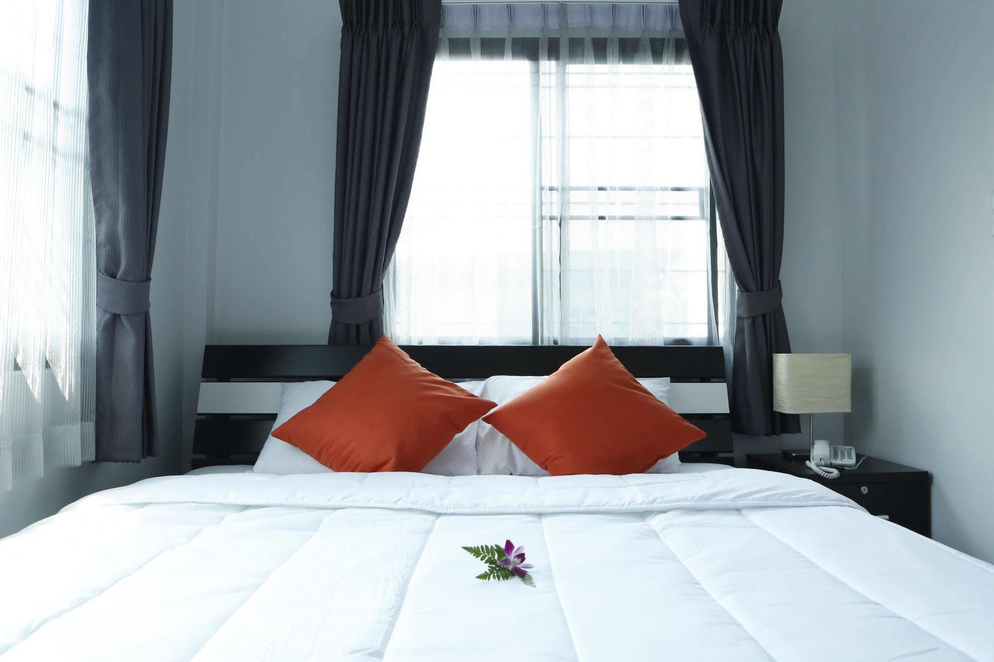 The Cube Sathorn Boutique Hotel: Modern Stay Near BTS Surasak Bangkok Exterior photo